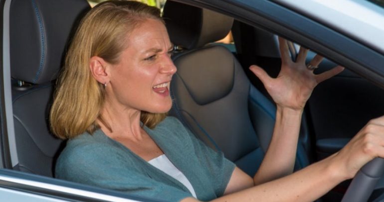 النساء أكثر غضبا من الرجال عند القيادة.. واللوم على غريزة قديمة!